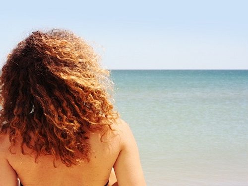 Sole, mare e spiagge: 6 consigli utili per proteggere i capelli